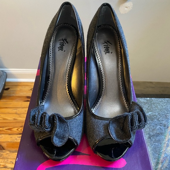 Size 10 charcoal gray peep toe heels - Picture 2 of 3